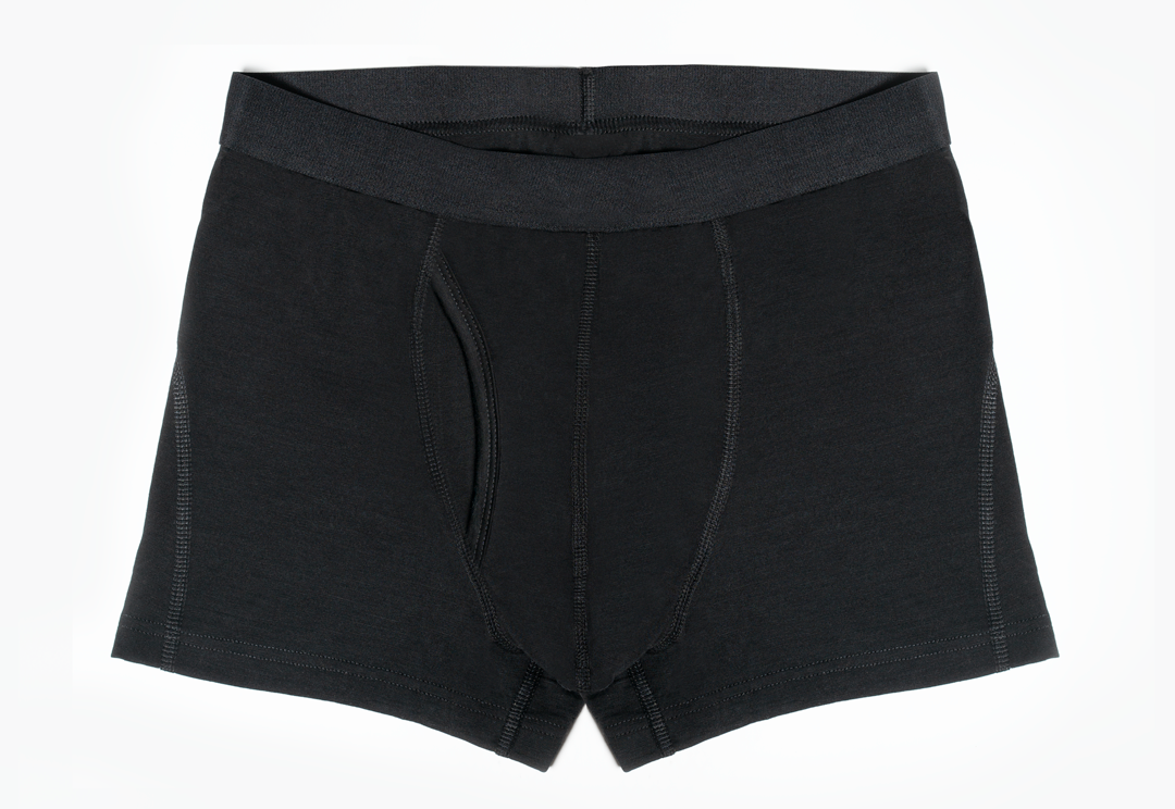 Schwarze Boxershorts für Herren mit elastischem Bund, Hosenschlitzöffnung vorne und sichtbaren Nähten auf schlichtem weißem Hintergrund.