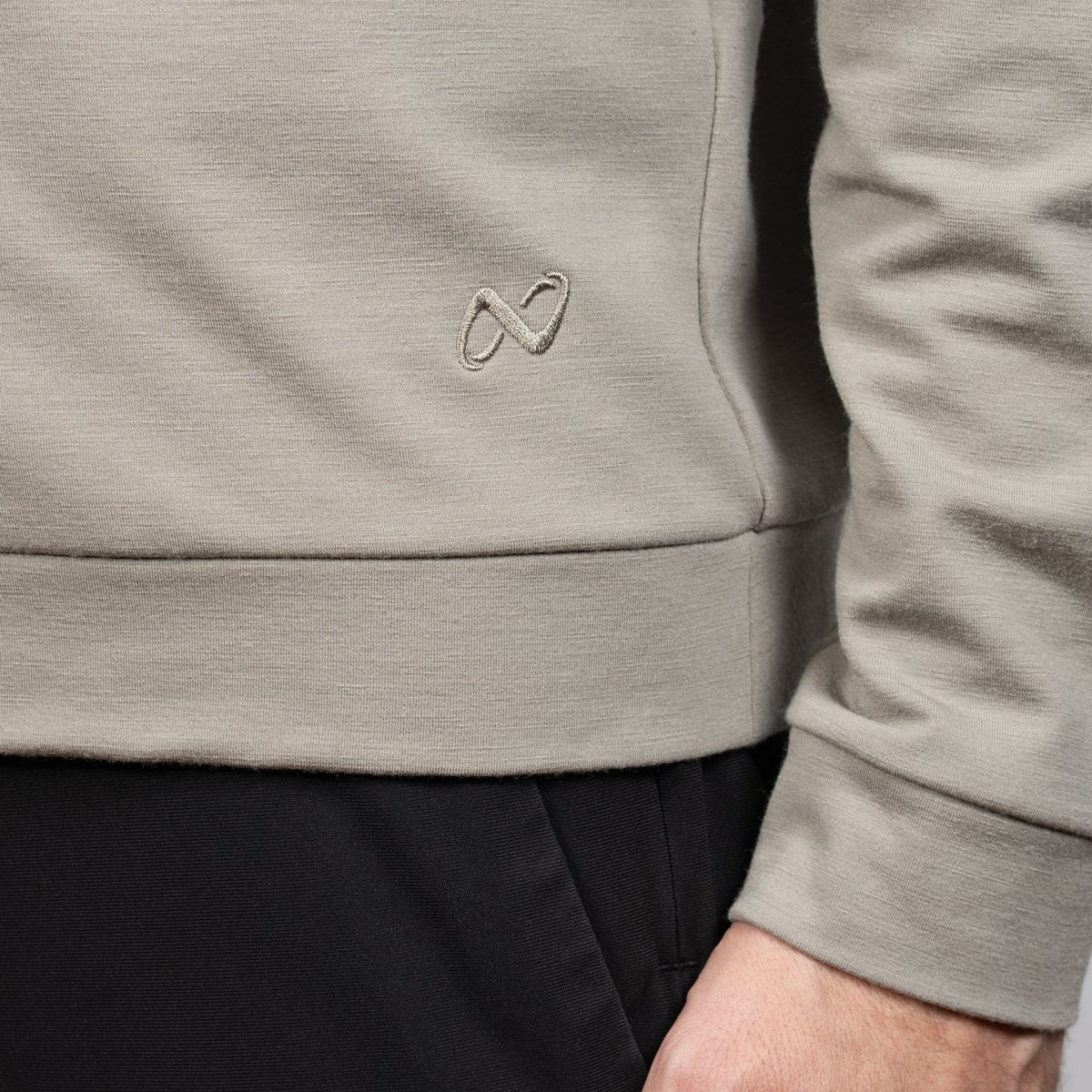 Nexural Premium Merino Pullover Beige Logo Nahaufnahme