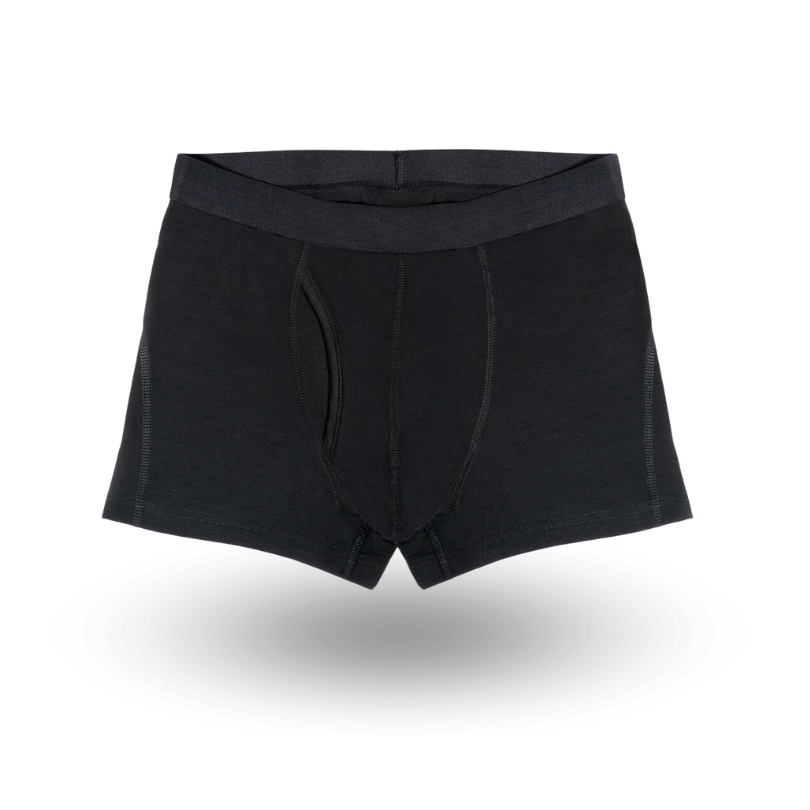 Ein Paar schwarze Herren-Boxershorts liegen flach auf einem weißen Hintergrund. Der Stoff wirkt glatt und das Design umfasst einen bequemen Bund und doppelt genähte Nähte.