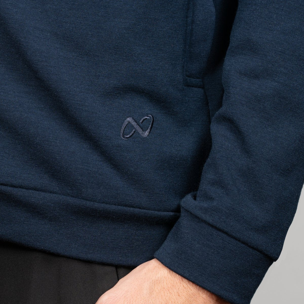 Nexural Premium Merino Zip Jacke Navy Logo Nahaufnahme