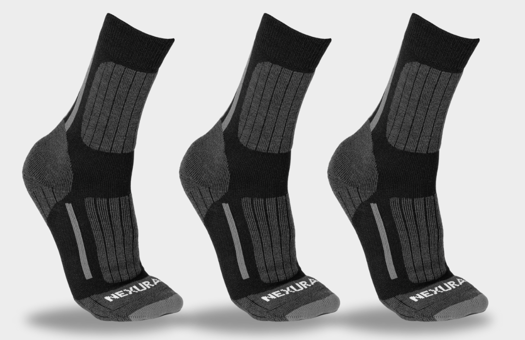 Drei Paar schwarze und graue Sportsocken mit geripptem Muster und gepolsterten Sohlen sind auf einem einfarbigen Hintergrund abgebildet. Auf jeder Socke ist auf der Spitze der Markenname „NEXUBA“ zu sehen.